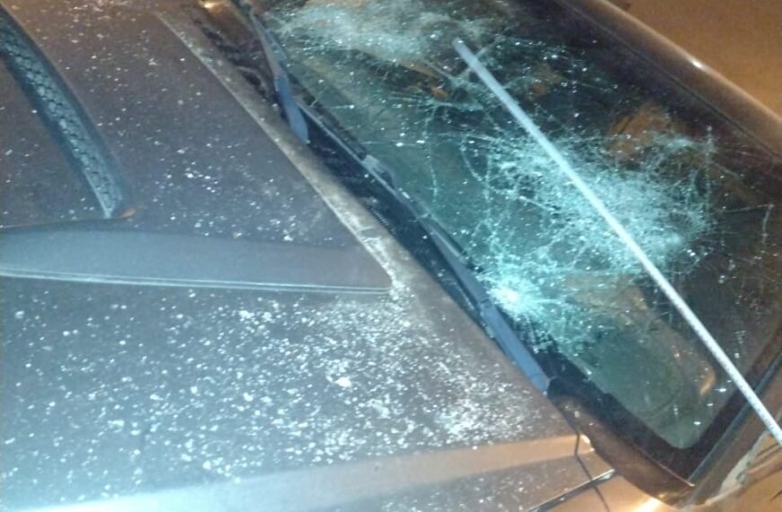 Destrozó un auto para cobrarse una deuda