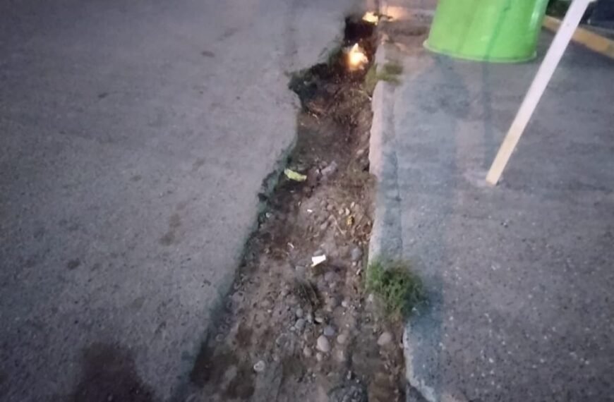 Una camioneta quedó encajada en Avenida Kennedy