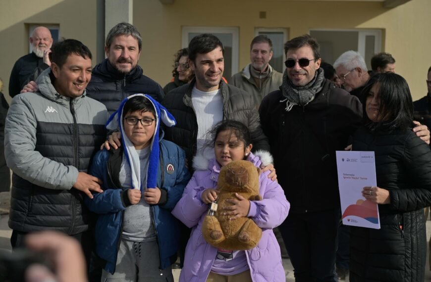 Torres entregó 25 viviendas en Trelew y anunció la finalización del Pro.Cre.Ar. con fondos provinciales