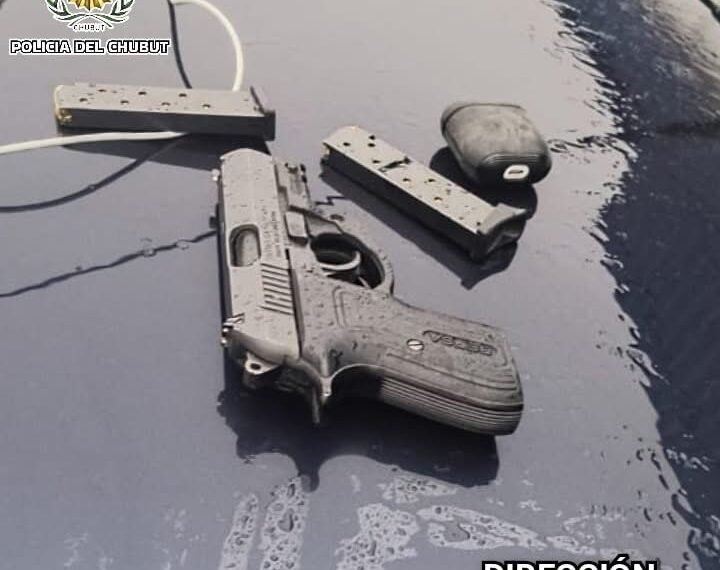 Dos detenidos por golpear a un hombre y tener en su poder un arma de fuego