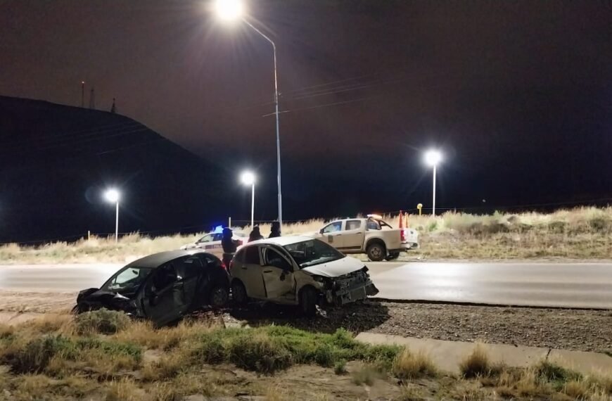 Manejaba borracho por el Camino Centenario y provocó un choque
