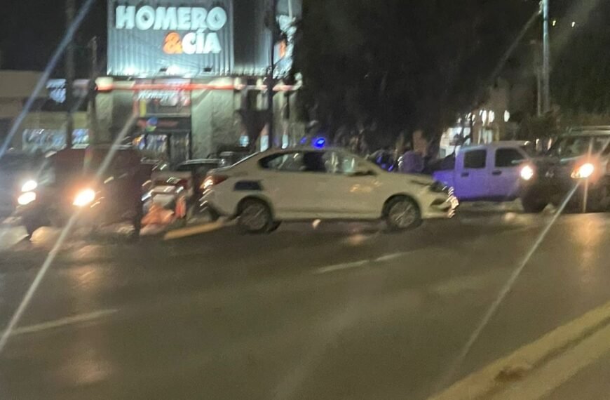 Perdió el control de la camioneta y terminó contra un poste