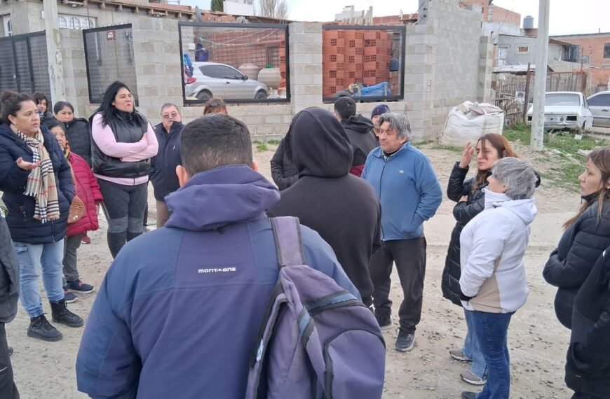 Vecinos del Moure juntan firmas para pedir más móviles policiales y poder combatir la inseguridad