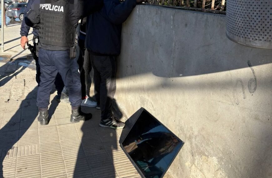 Dos detenidos por asaltar y encerrar a una…