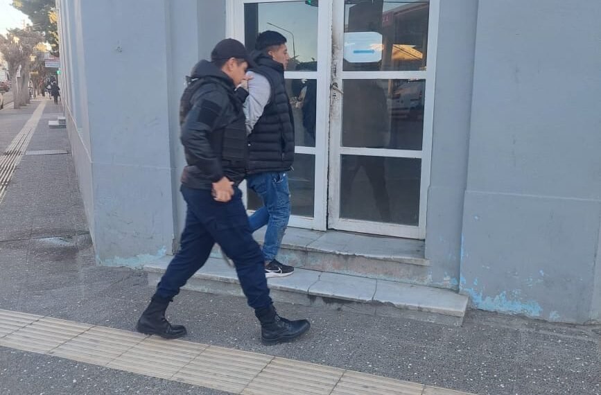 Lo demoraron por el robo de un parlante, quiso pelear con la policía y terminó detenido