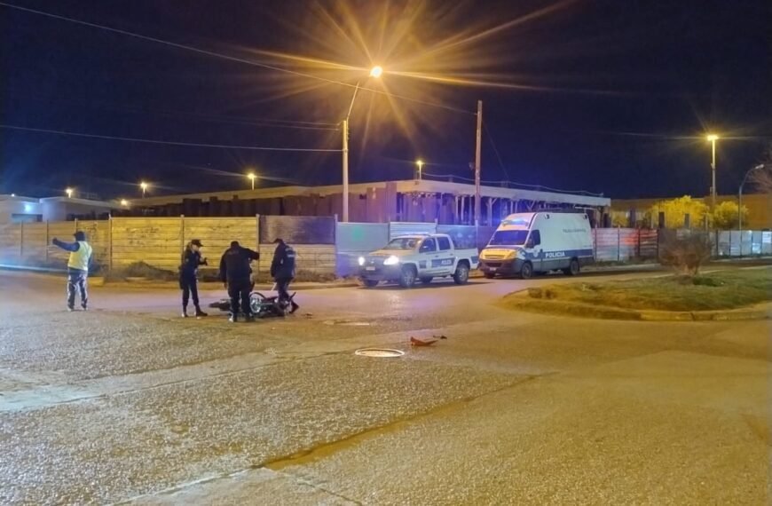 Una mujer alcoholizada atropelló a un motociclista