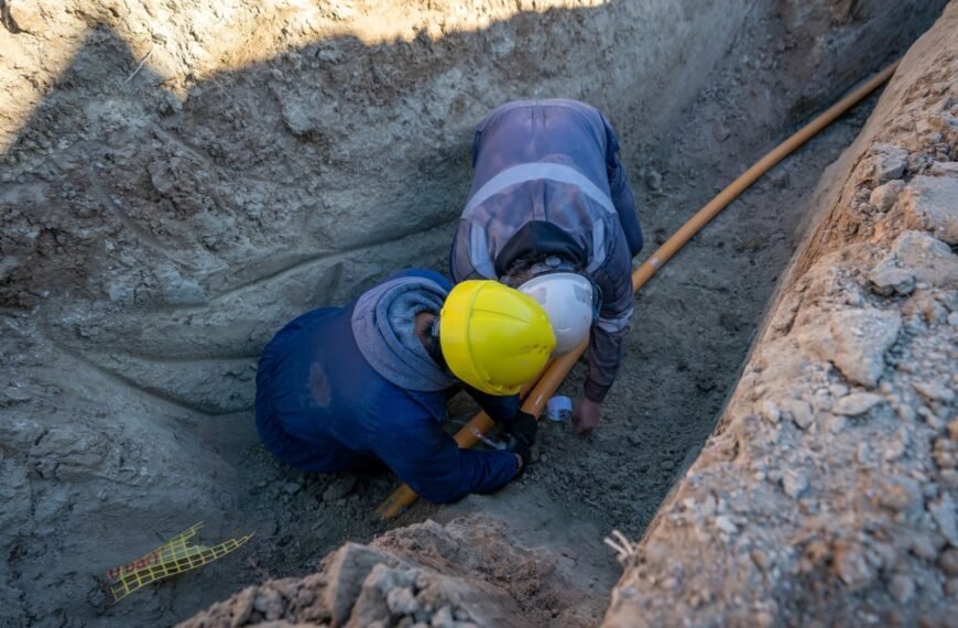 Con el tendido de cañerías avanza la obra de gas para el barrio Gasoducto
