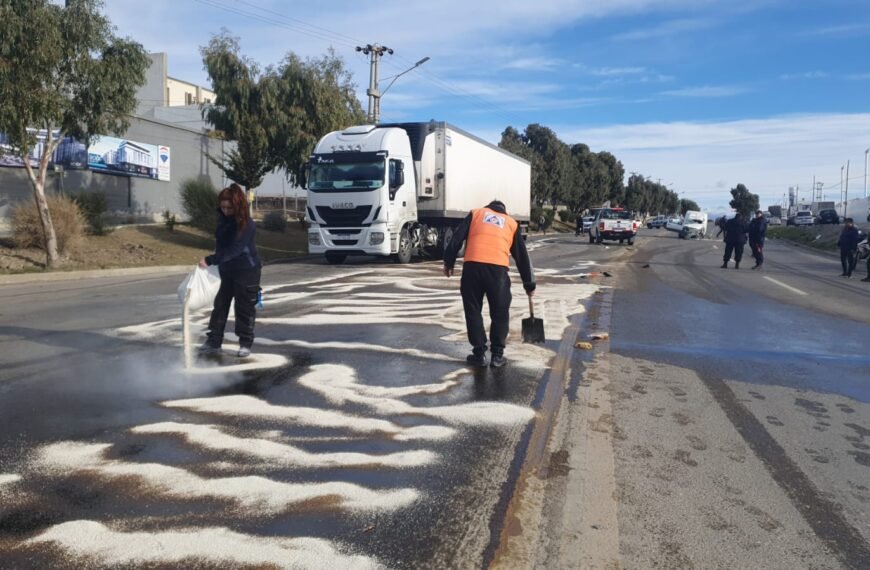 Defensa Civil trabajó en la recuperación de la calzada tras un choque