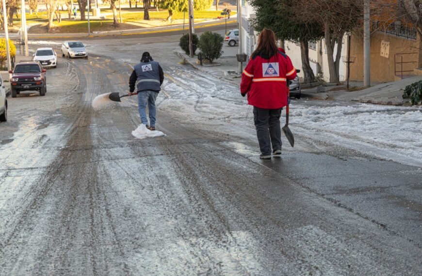 Por las fuertes heladas, cumplen con un intenso trabajo de limpieza de calles y avenidas