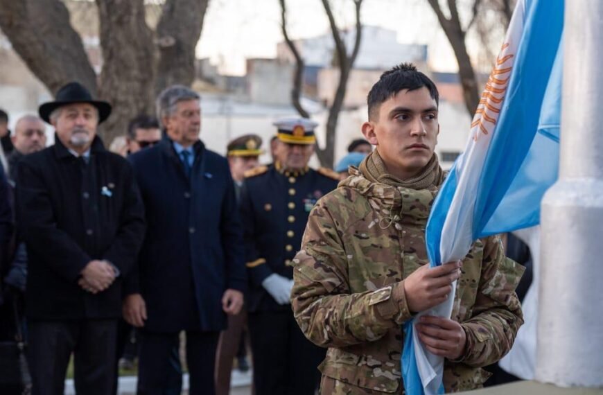 Othar encabezó el izamiento de la bandera y el acto militar por el Día de la Independencia