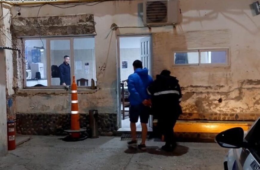 Detienen a un hombre por escuchar a través de la puerta de un domicilio