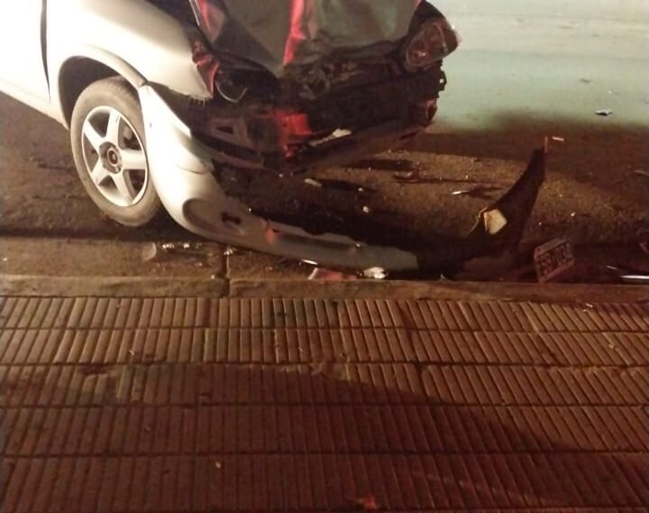 Discutía con su pareja,perdió el control y chocó a un auto estacionado