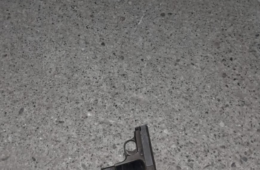 Dos detenidos por portación de arma de fuego y agredir a una oficial de Policía