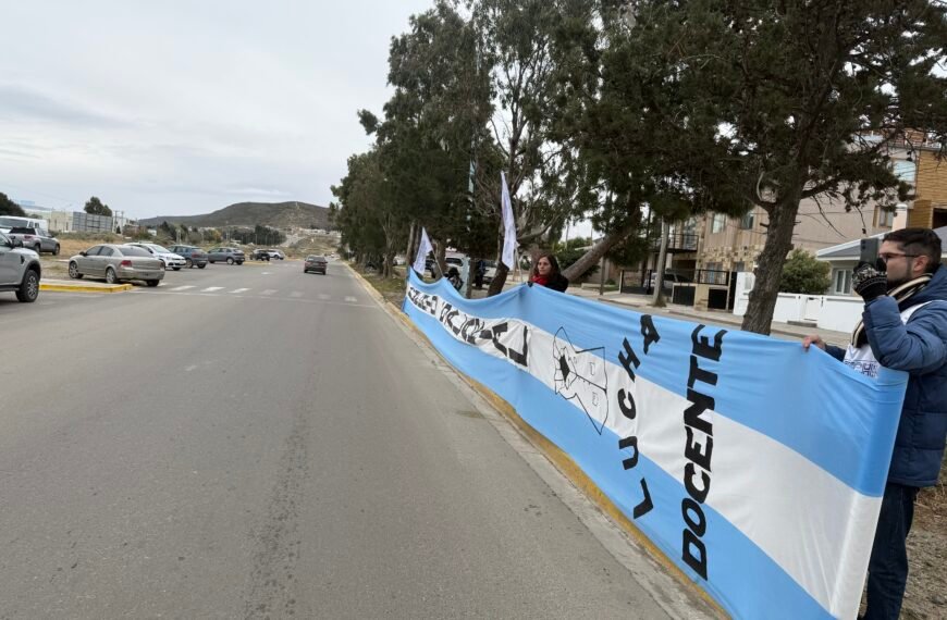 Docentes intentaron dialogar con el gobernador pero no pudieron