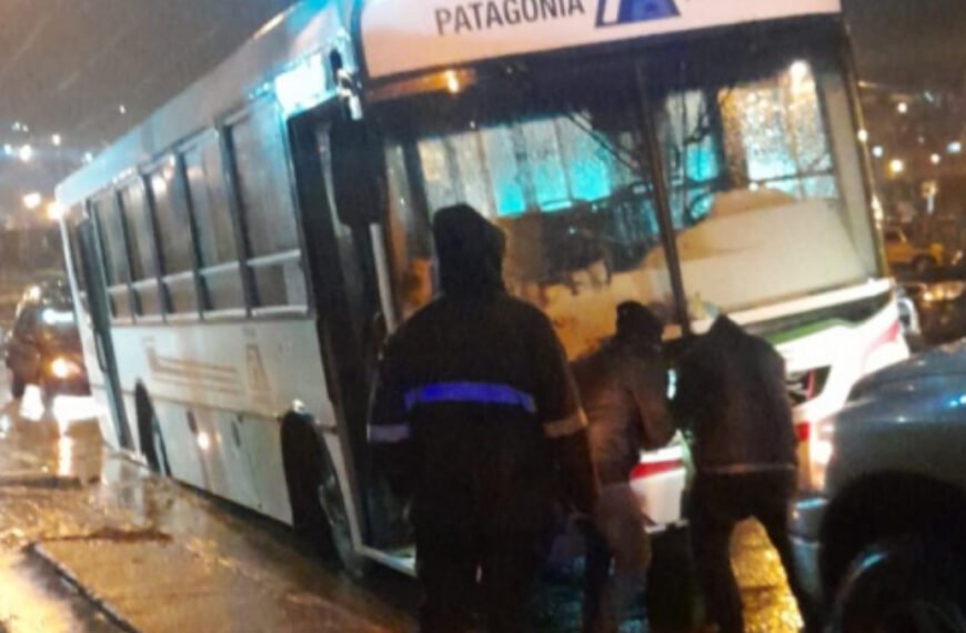 Un colectivo terminó dentro de un pozo en la calle Eva Duarte