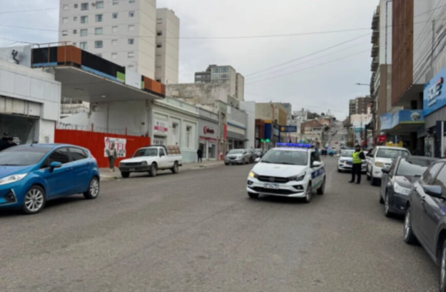 Hizo marcha atrás y atropelló a una mujer