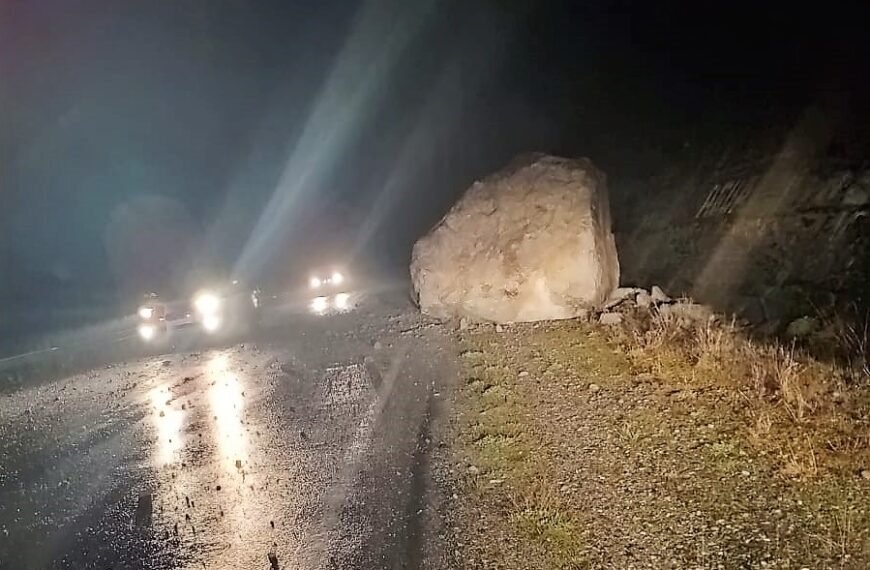 Corte en Ruta 40, entre Epuyén y El Hoyo por caída de piedra sobre la calzada