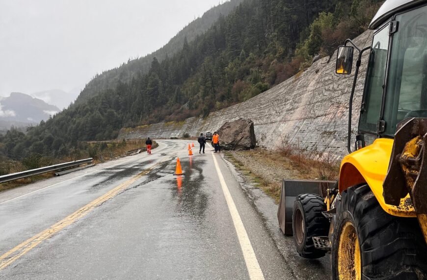 Iniciaron trabajos de limpieza de calzada y remoción de la piedra en Ruta Nacional 40