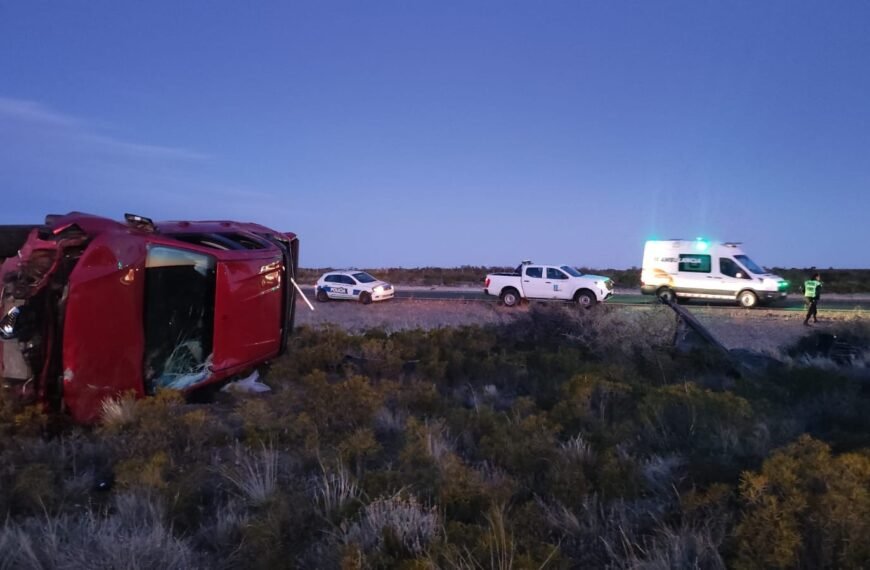 Mordió un huellón en la ruta, perdió el control y volcó