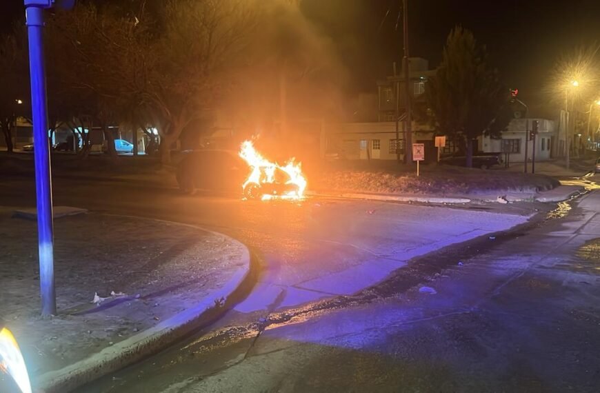 Chocó a una camioneta y se le incendió el vehículo