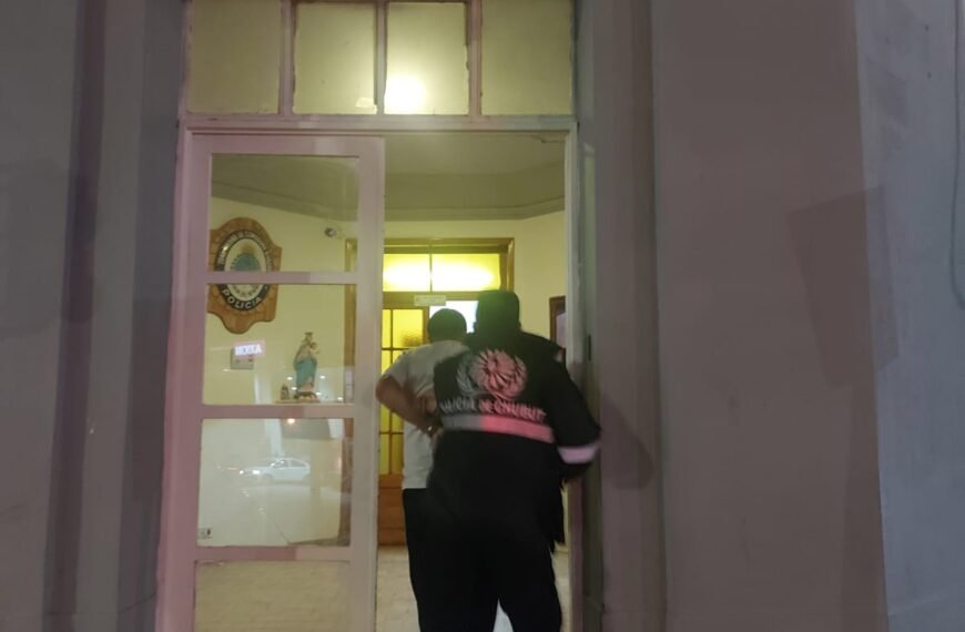 Manejaba borracho, quiso pelear con la policía y abandonó su auto