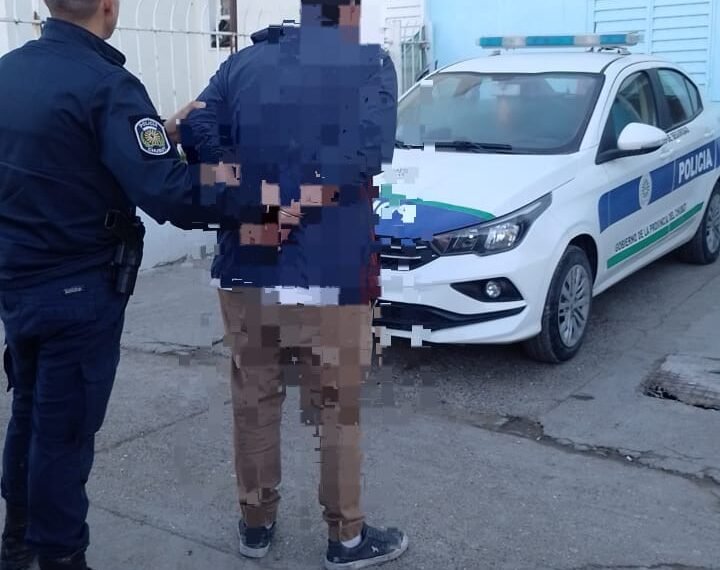 Amenazó con cortar a su hermano y a la policía