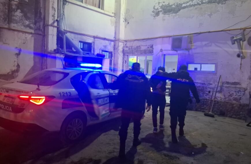 No se quiso ir del boliche, le pegó a un policía y terminó en la comisaría