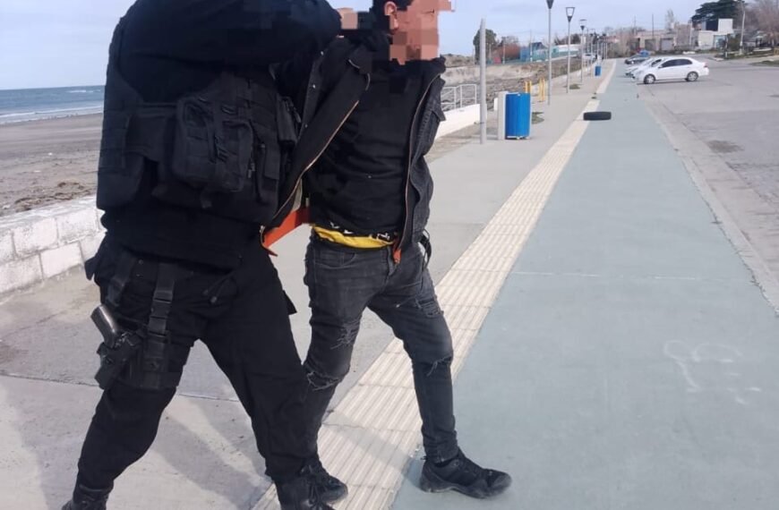 Dejó el auto con las llaves puestas y se lo robaron: Hay dos detenidos