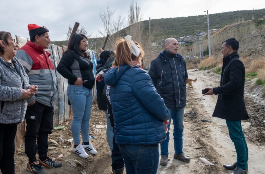 Gómez recorrió un sector de barrio La Floresta para avanzar en arreglos de calles, iluminación y servicios