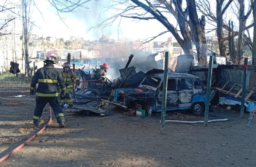 Una familia perdió todo tras el incendio de su vivienda en el barrio Eva Perón