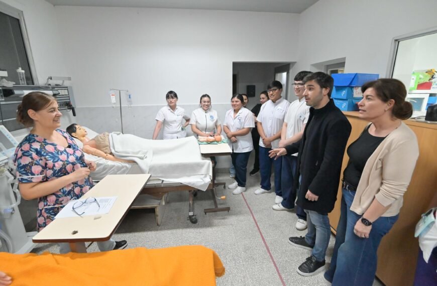 Torres inauguró el Centro de Día del Hospital Alvear, entregó una ambulancia y una torre de laparoscopía