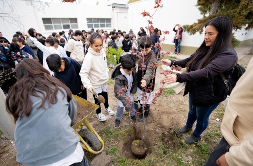 En el Día del Árbol, alumnos de la Escuela N° 126 plantaron distintas especies para generar conciencia