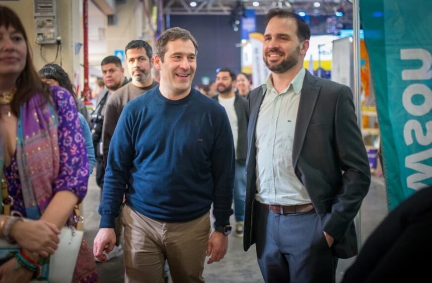 Luque recorrió la Expo Turismo en Comodoro y apuntó contra las políticas nacionales