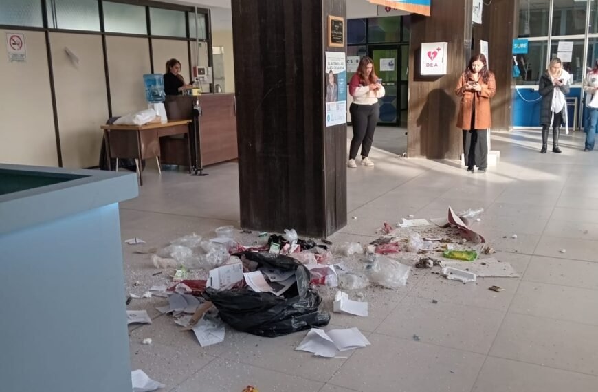 Un alumno de la universidad lanzó un tacho con basura a trabajadores no docentes