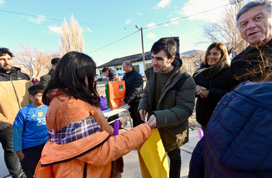 Día de la Niñez: Torres celebró con estudiantes de la Meseta y llamó a «seguir construyendo una provincia unida, fuerte e integrada»