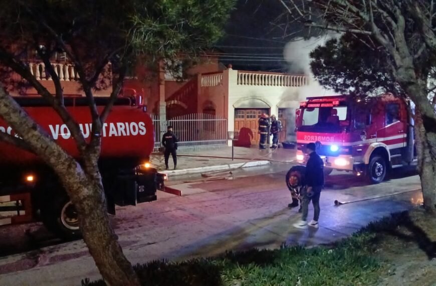 Una familia fue rescatada de un incendio