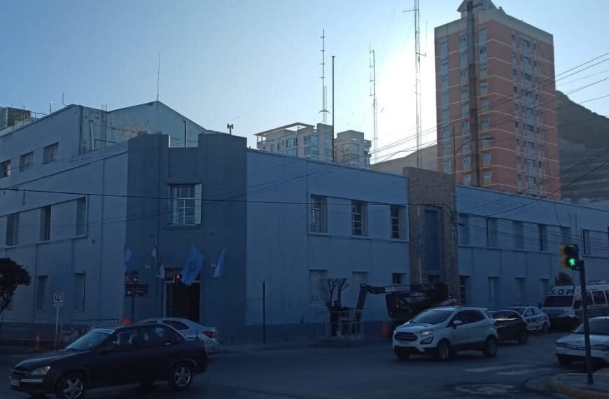 Un menor demorado por atacar una vidriera con un ladrillo