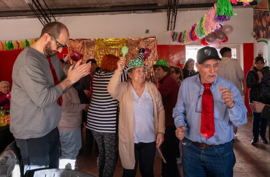 El grupo de Adultos Mayores AMO del barrio 30 de Octubre celebró los 90 años de una de sus fundadoras