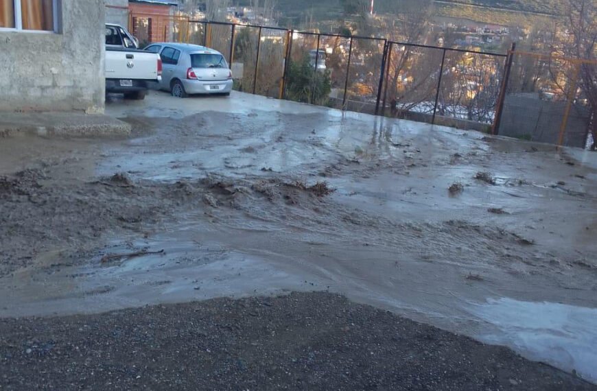 Vecinos del barrio Laprida solicitan ayuda para limpiar calles inundadas de barro