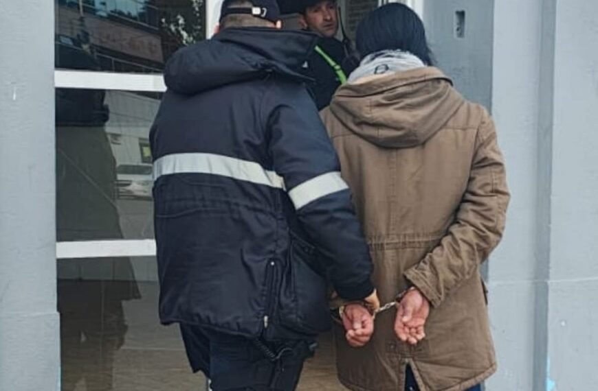 Robó una bolsa con un perfume y escapó por el centro