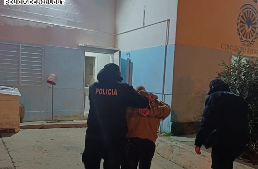 Encontró a un ladrón en su vivienda y lo entregó a la policía
