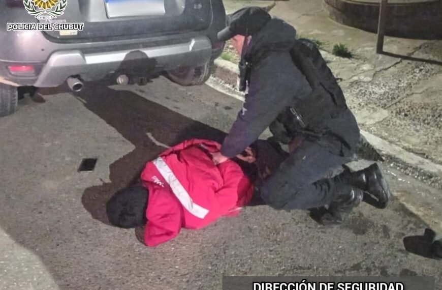 Trasladaba una hormigonera durante la madrugada,le pegó a un policía y fue detenido