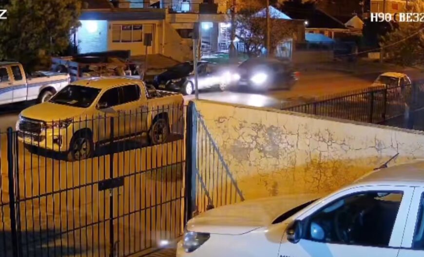 Buscan a un conductor irresponsable que chocó dos vehículos estacionados y se dio a la fuga