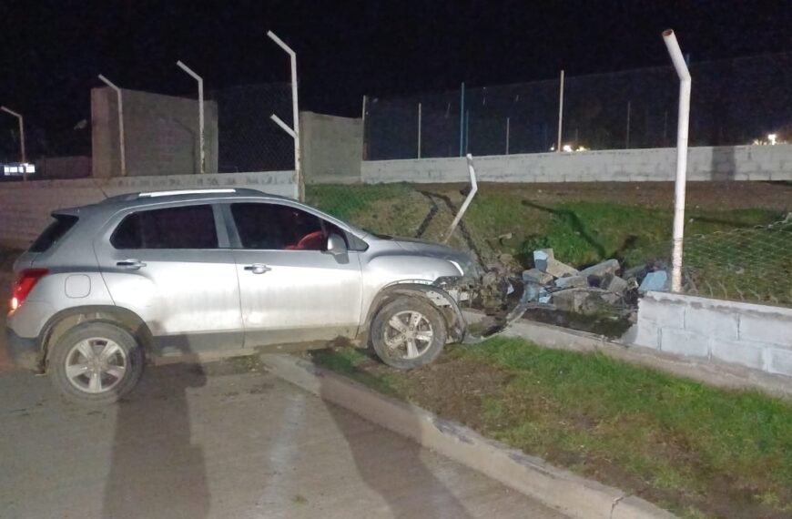 Un menor a bordo de un vehículo impactó contra el paredón de un club