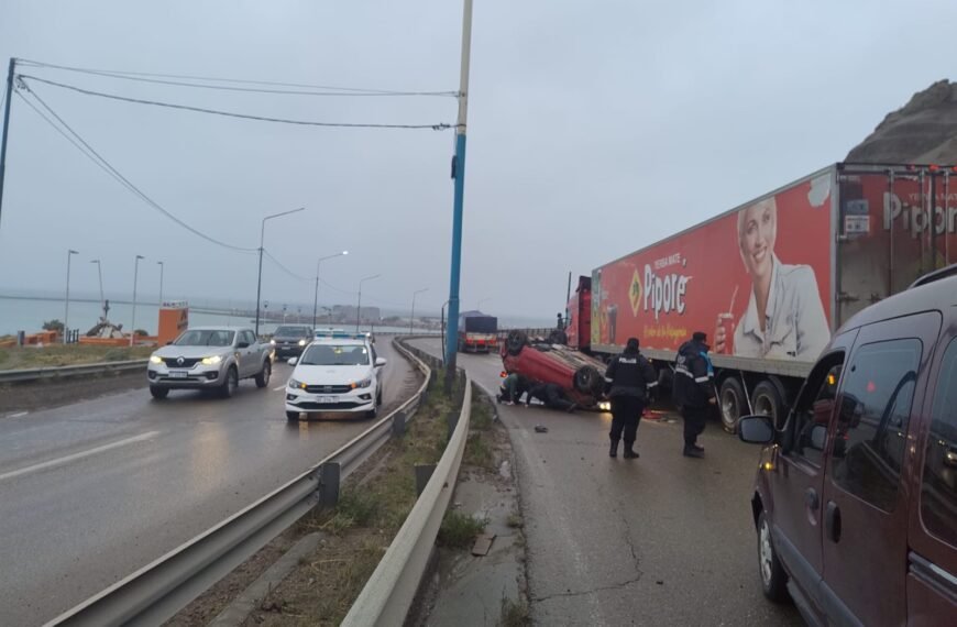 Perdió el control del vehículo, chocó y volcó