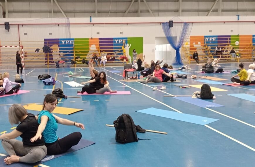 El Yoga celebró la primavera con un encuentro en el Municipal 4
