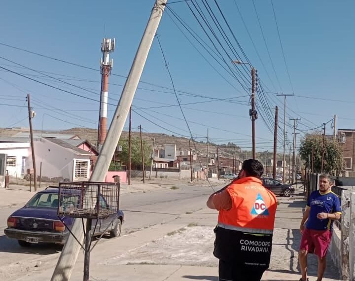 Continúan trabajando en distintas zonas de la ciudad, ante el alerta amarillo por fuertes vientos.