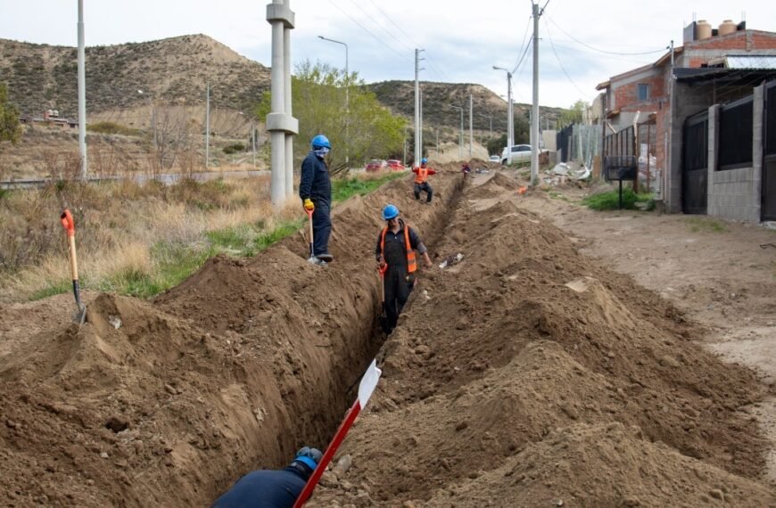 Comenzó la ejecución de las obras de agua y cloaca para vecinos de barrio Saavedra
