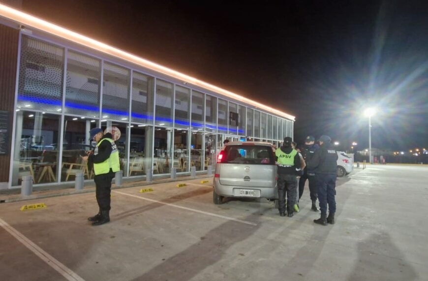 Fue a cargar nafta y quiso pelear con el policía que hacía adicional