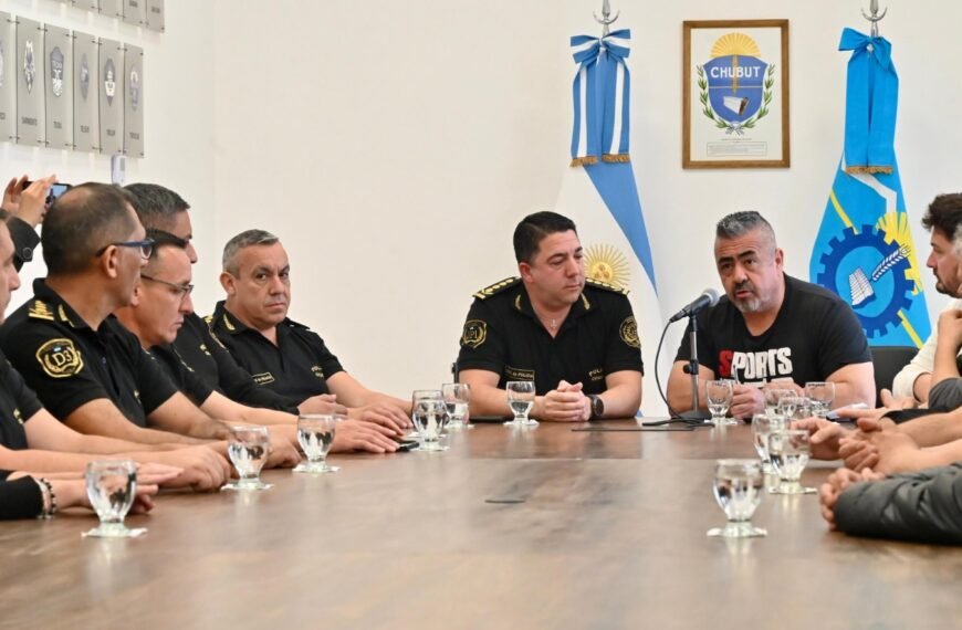 Anunciaron aumentos salariales por decreto para la Policía
